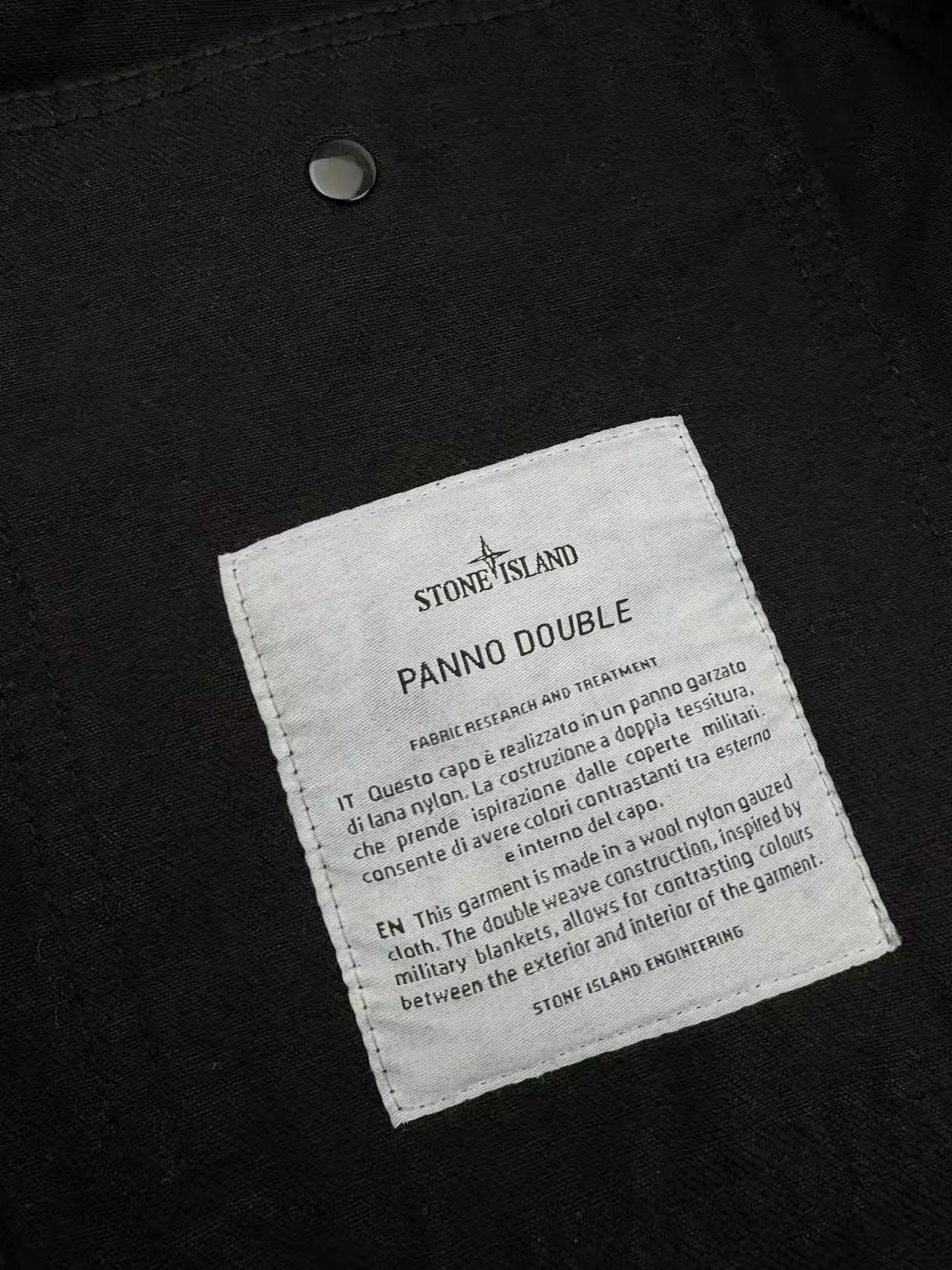 P500 Stonelsland emblem denim jacket. Customized high-density twill denim. Full texture. Comfortable and close to the skin. It is painted in classic retro black and is full of natural purity. The front breast pocket is cut into the front panel in a golden ratio. A pragmatic reconstruction of the ritual sense. The iconic Stonelsland emblem is embellished on the sleeves, like a unique medal, highlighting the brand's imprint. Simple lines outline a neat silhouette and outline a casual and free style. Workwear genes are infused with luxury DNA, simple charm and versatile charm. Process 1: Use imported machine embroidery technology and use advanced computer control systems and precision mechanical components to realize Stonesland badge embroidery operations with high precision and smooth and delicate lines. Process 2: The entire garment is washed with Zhongxiao. Use a special solution to remove stains and slight fading, and then wash with snowflakes. Use a strong washing method to fade the color to make the color more uniform. Process 3: The entire garment is stitched using a buried clamp machine. The embedded clamp machine can control the distance between the two needles by changing the needle position to achieve seamless splicing, smooth and tidy. Accessories: customized 1:1 Stonelsland I-shaped buckle, customized 1:1 Stonelsland embroidery label, customized 1:1 Stonelsland resin button, customized 1:1 Stonelsland four-button button, customized 1:1 Stonelsland trademark Version: Loose version Size: S M L XL Style number: BB747